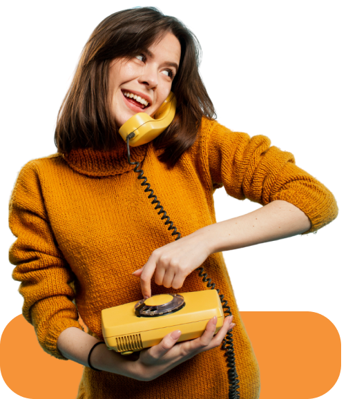 foto mujer hablando por teléfono fijo