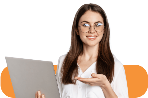 mujer con gafas sonriendo con portátil en la mano